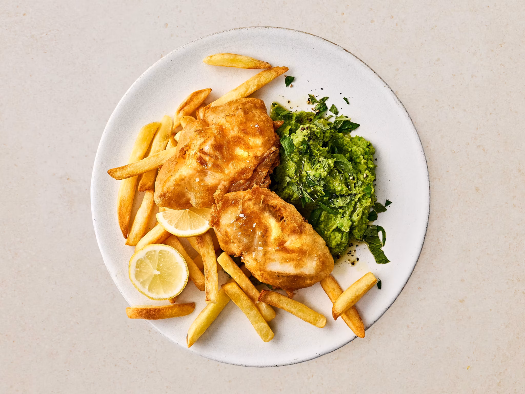 Fish and chips met erwten- en muntpuree