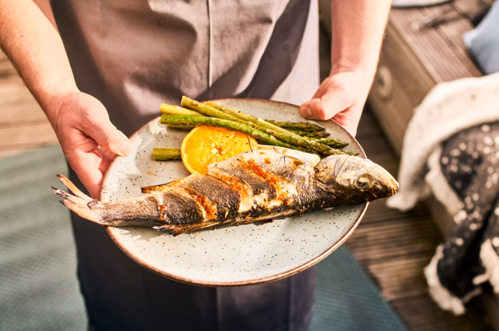 Gegrilde zeebaars met asperges