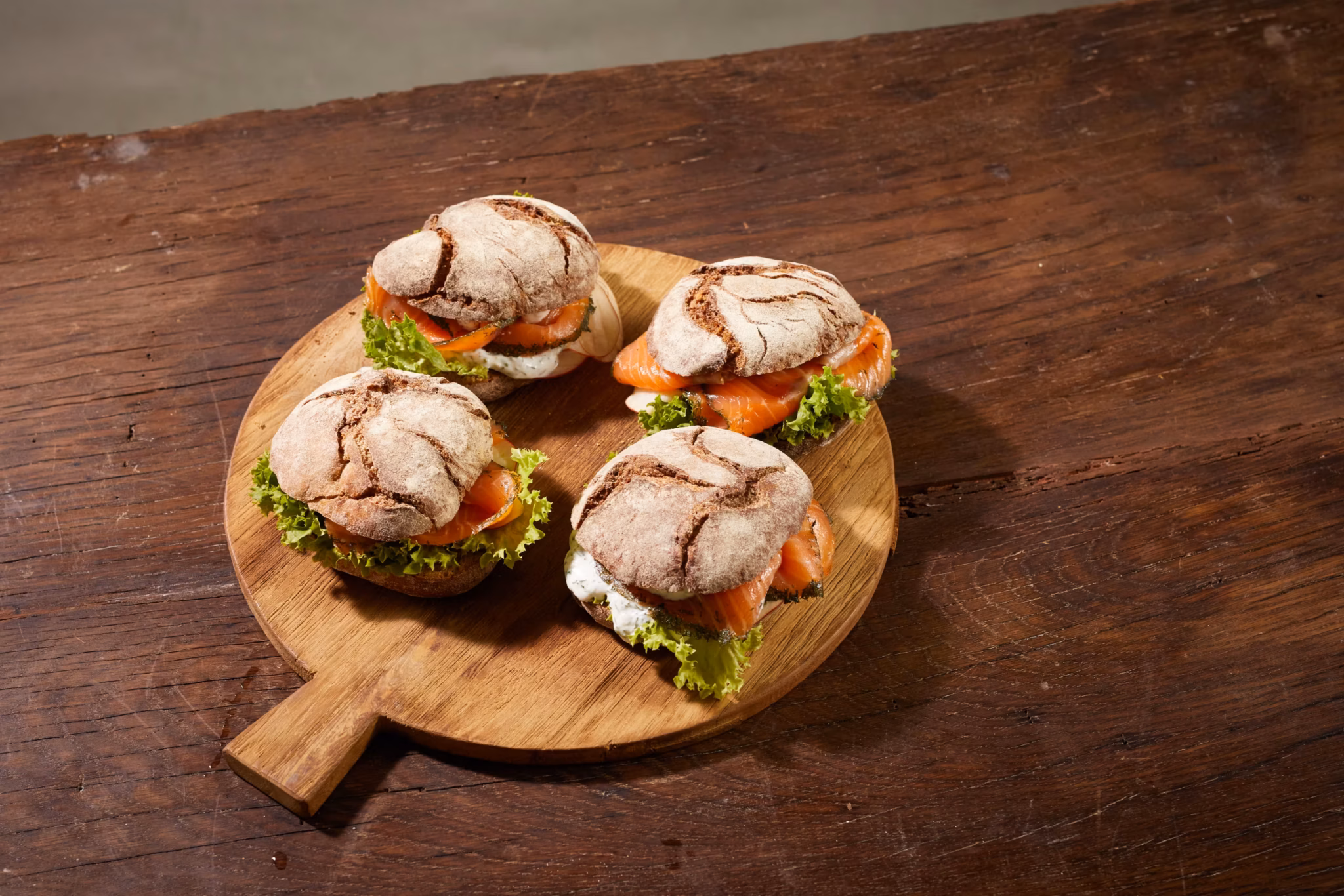 Gegraveerde zalm in een boerenbroodje