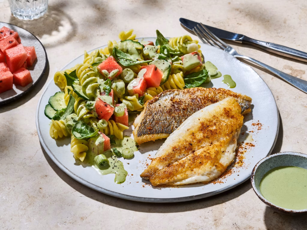 Zeebrasemfilets met komkommer pastasalade
