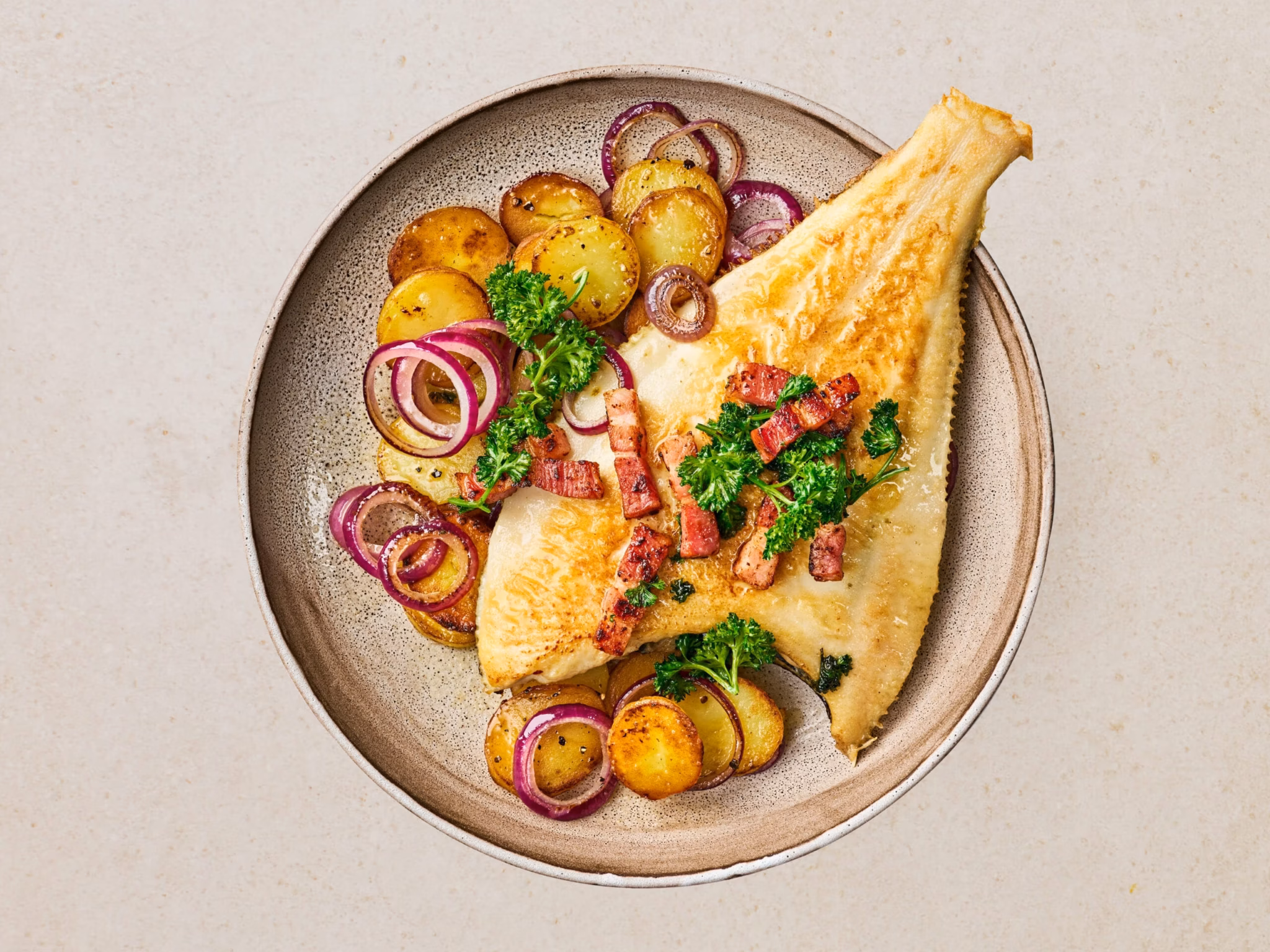 Schol met spek en Lyon gebakken aardappelen