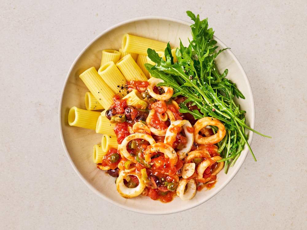 Inktvisringen in Tomaten-Olijfsaus