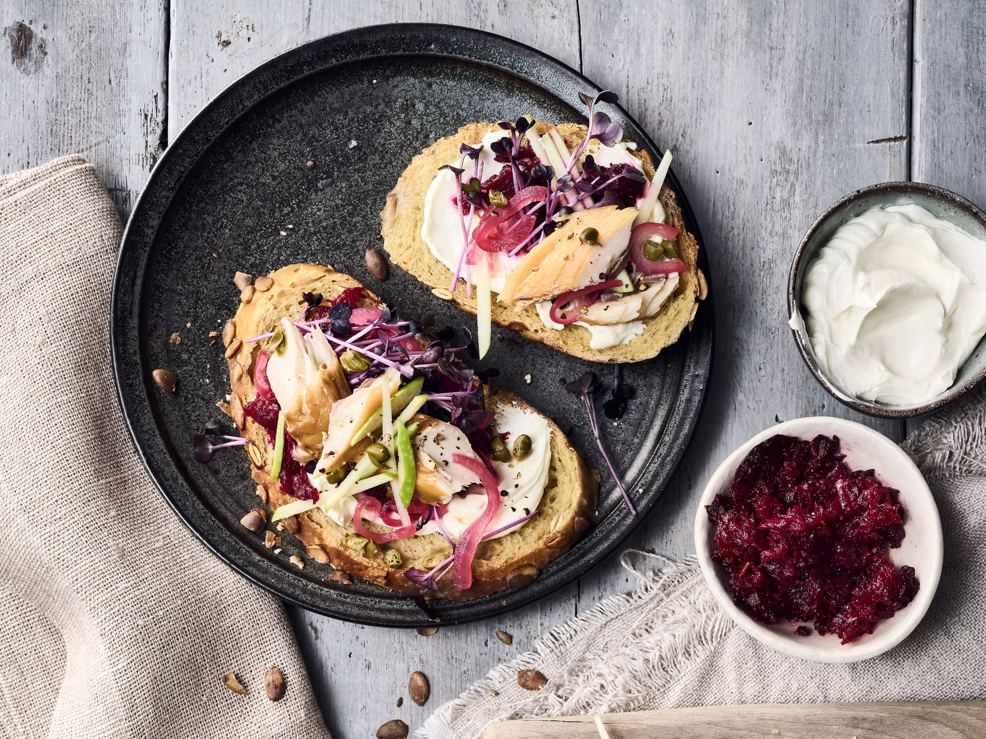Broodje gerookte makreel met rode bietenmash en appel